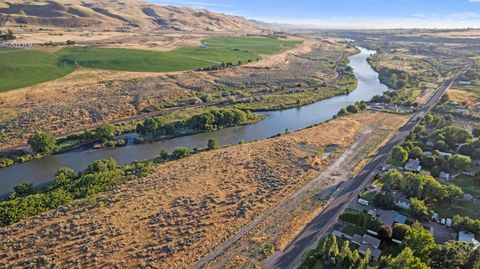 Photo of 17165 W Old Inland Empire Hwy, Benton City, WA 99320 (MLS # 289844)
