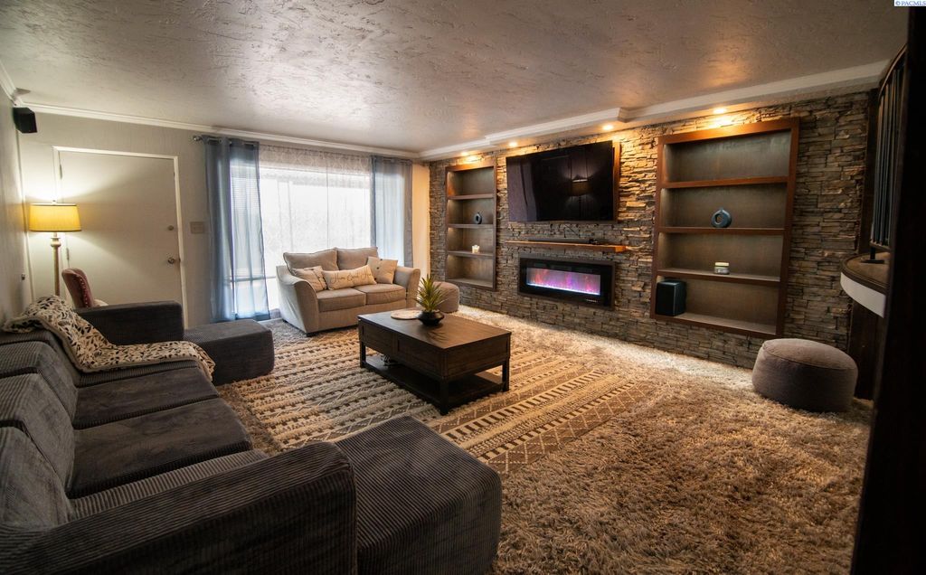 Photo of 200 N Underwood St, Kennewick, WA 99336 (MLS # 292639)