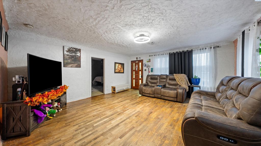 Photo of 2021 W 4th Ave, Kennewick, WA 99336 (MLS # 289132)