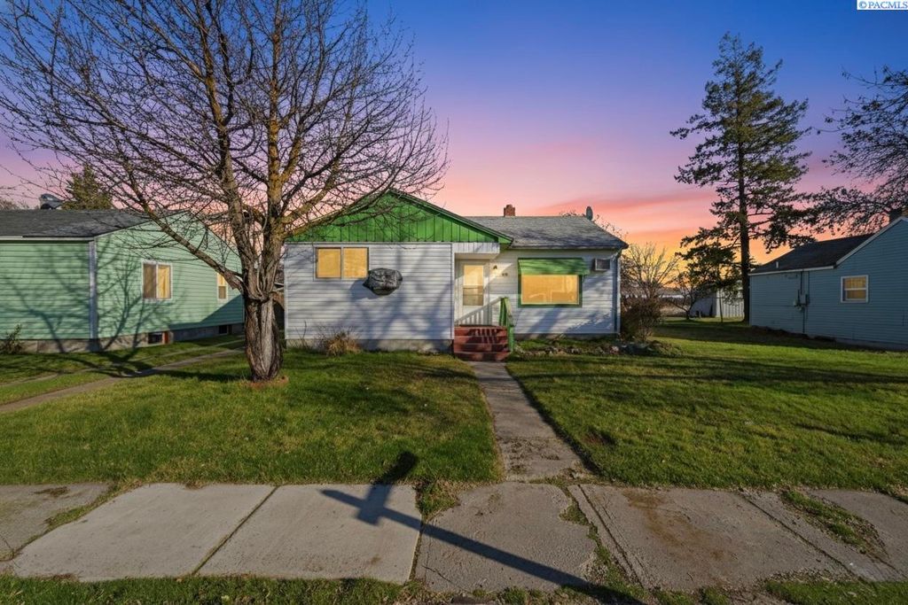 Photo of 246 S Burke Ave, Connell, WA 99326 (MLS # 290462)