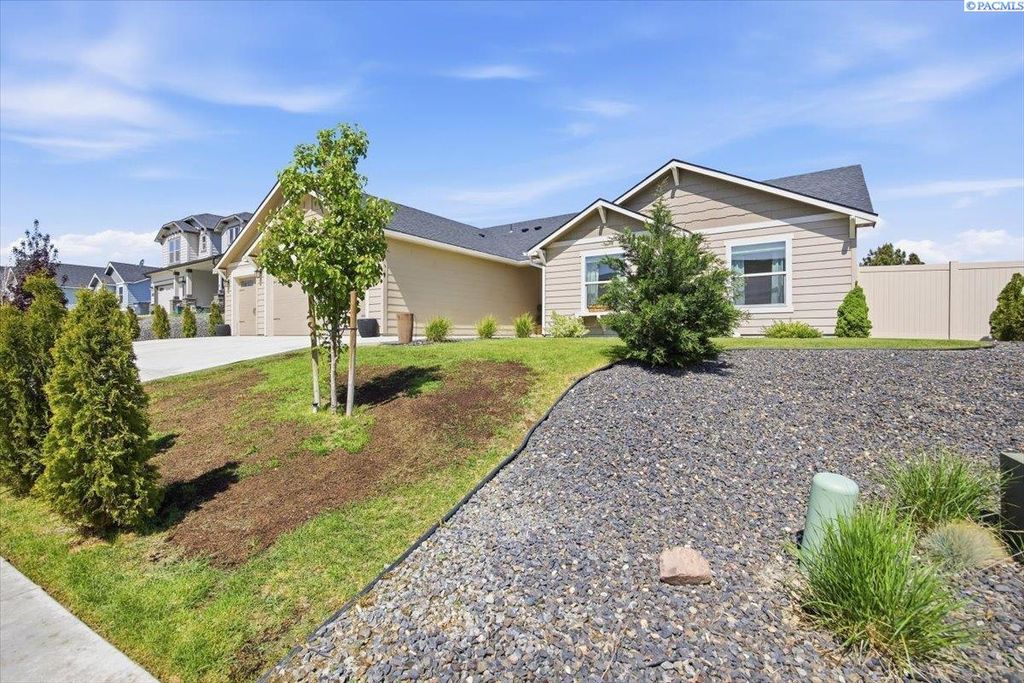 Photo of 1571 SW Kelandren Drive, Prosser, WA 99350 (MLS # 292357)