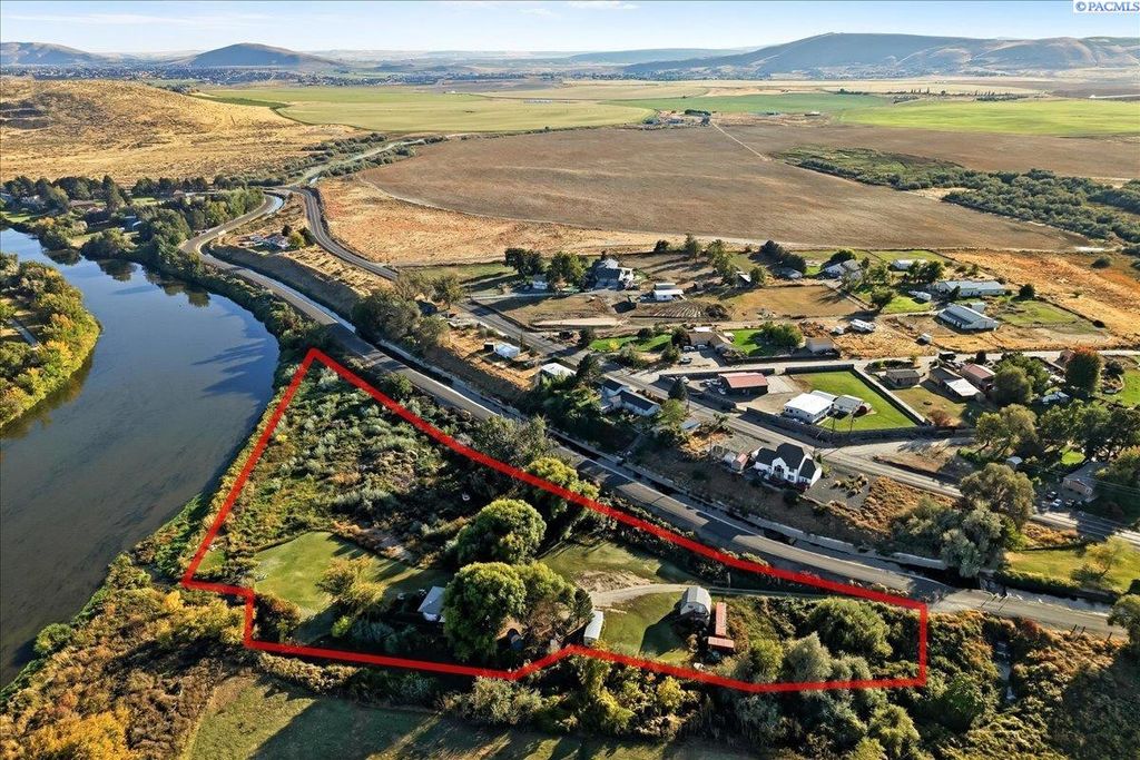 Photo of 84609 N Yakima River Dr, West Richland, WA 99353 (MLS # 289187)
