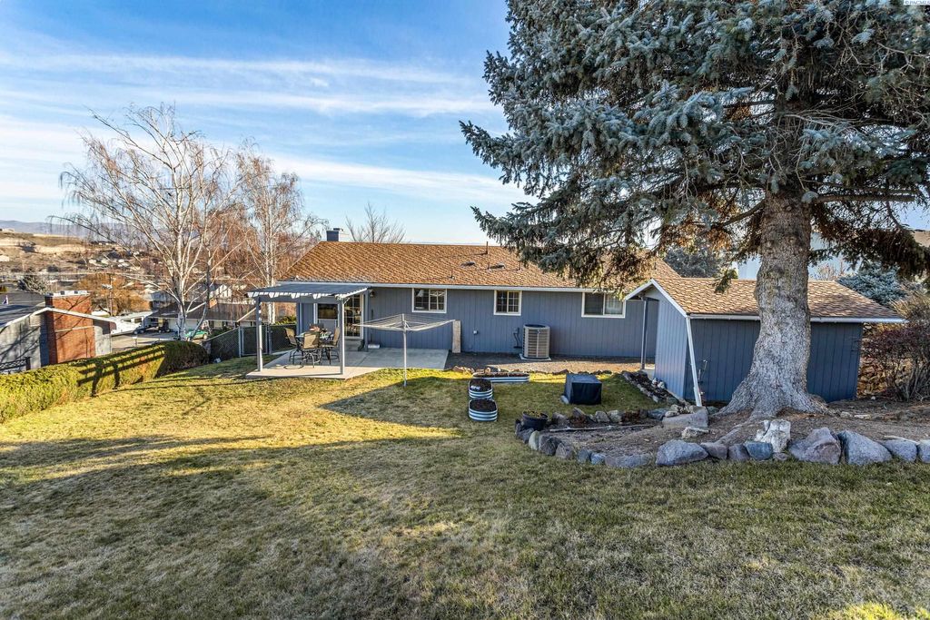Photo of 106 N 12th Street, Selah, WA 98942 (MLS # 290177)