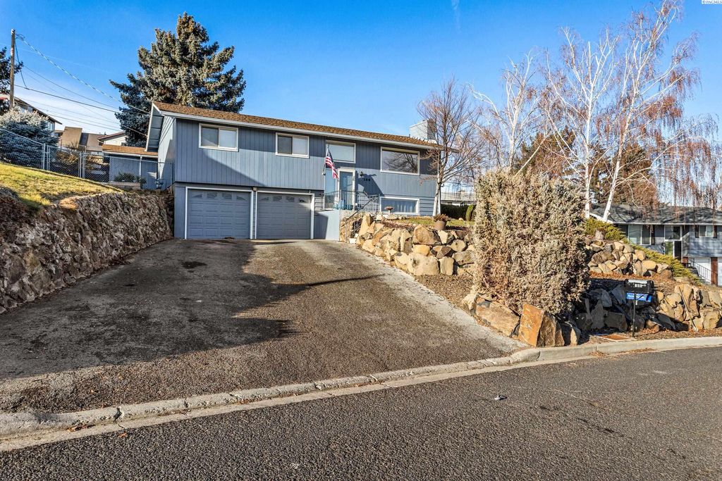 Photo of 106 N 12th Street, Selah, WA 98942 (MLS # 290177)