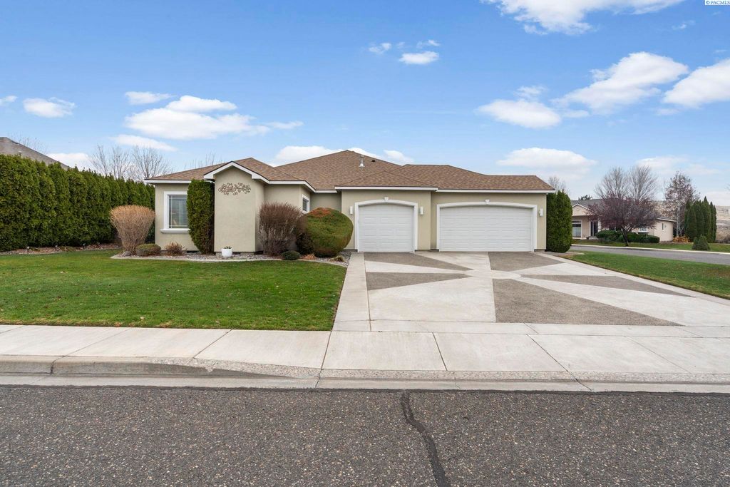 Photo of 403 Cherry Blossom Loop, Richland, WA 99352 (MLS # 289231)