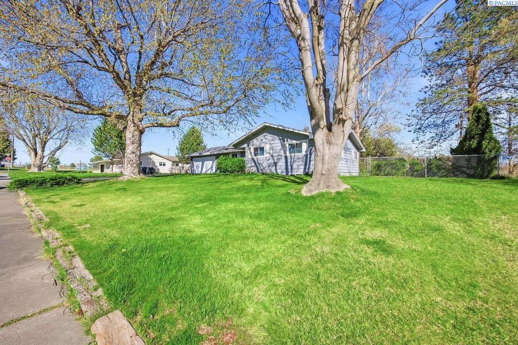 Photo of 716 W 12th St, Benton City, WA 99320 (MLS # 291665)