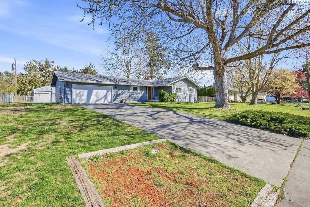 Photo of 716 W 12th St, Benton City, WA 99320 (MLS # 291665)