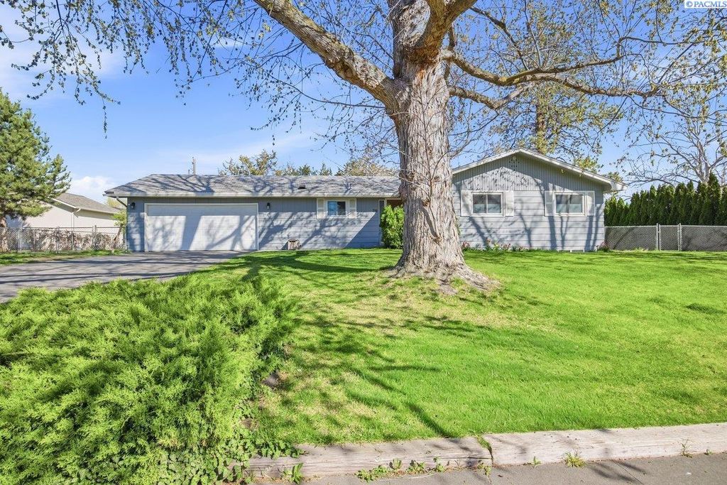 Photo of 716 W 12th St, Benton City, WA 99320 (MLS # 291665)