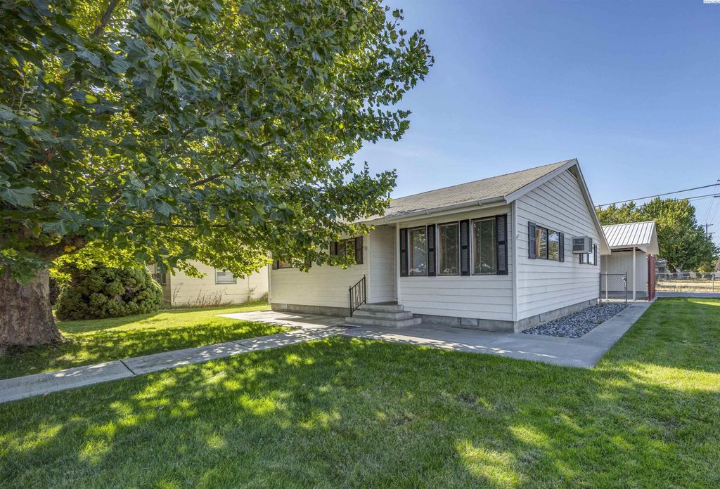 Photo of 713 Sanford Ave, Richland, WA 99352 (MLS # 288047)