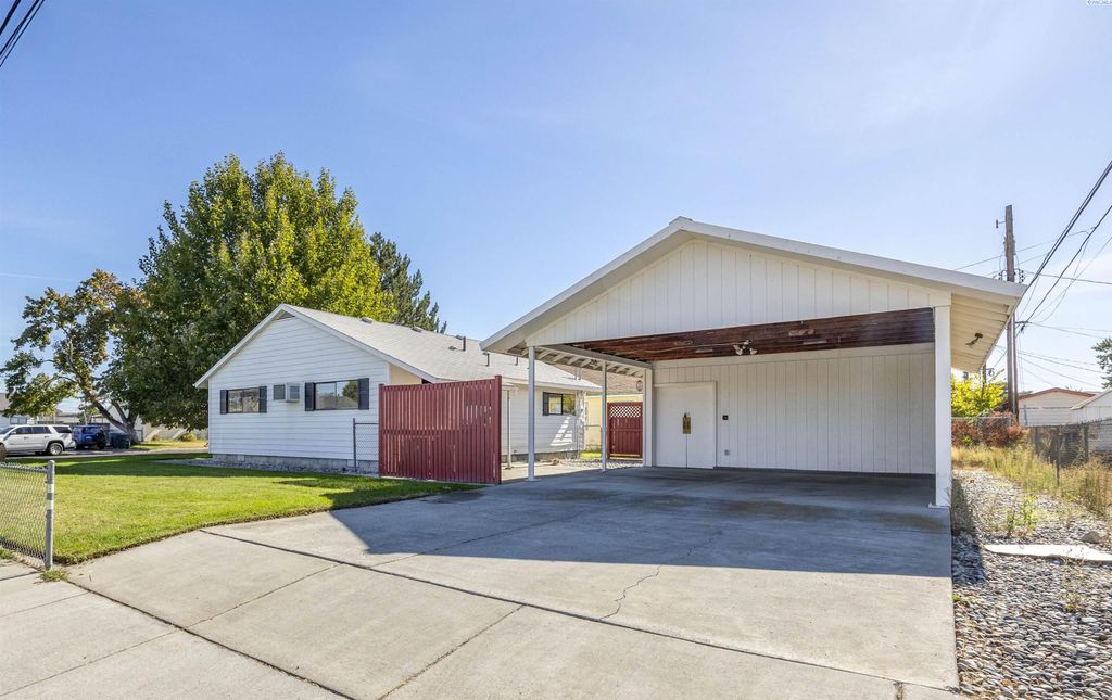 Photo of 713 Sanford Ave, Richland, WA 99352 (MLS # 288047)