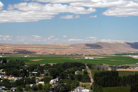 Photo of 2560 Falconcrest Loop, Richland, WA 99352 (MLS # 289818)