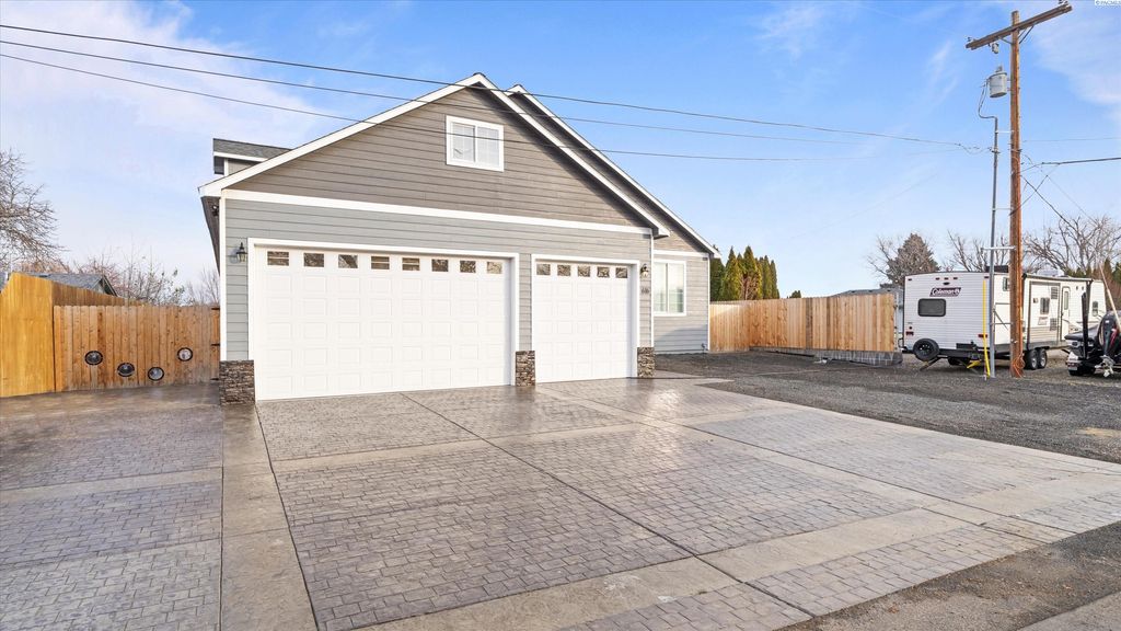 Photo of 616 N Riverside Dr, West Richland, WA 99353 (MLS # 289813)