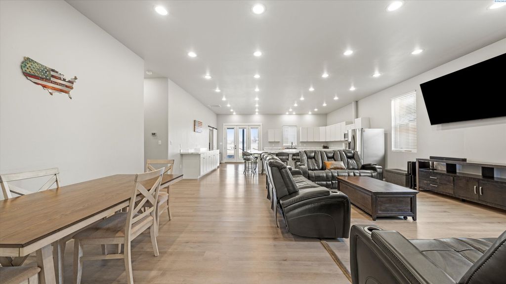 Photo of 616 N Riverside Dr, West Richland, WA 99353 (MLS # 289813)