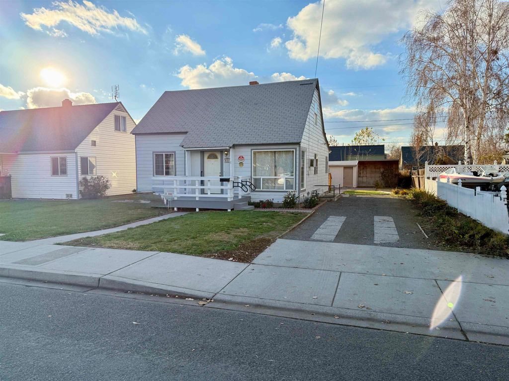 Photo of 621 S 13th St, Sunnyside, WA 98944 (MLS # 287885)