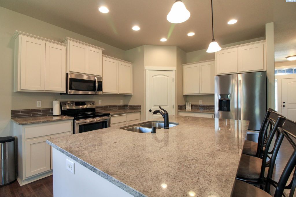 Photo of 4326 S Anderson Place, Kennewick, WA 99337 (MLS # 289652)