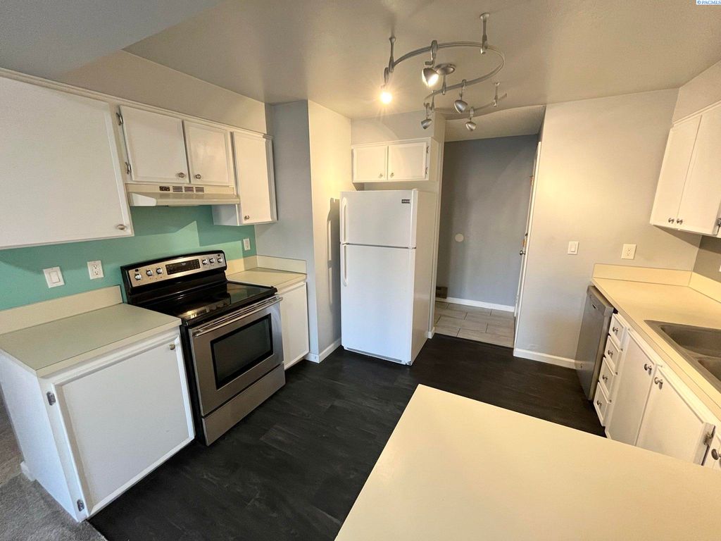 Photo of 3121 W Hood Ave #B101, Kennewick, WA 99336 (MLS # 290606)