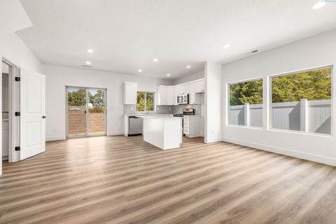 Photo of 1031 S Underwood Pl, Kennewick, WA 99337 (MLS # 289700)