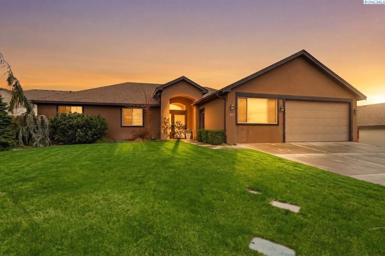 Photo 1 of 36 — 497 Charbonneau Dr, Richland, WA 99352