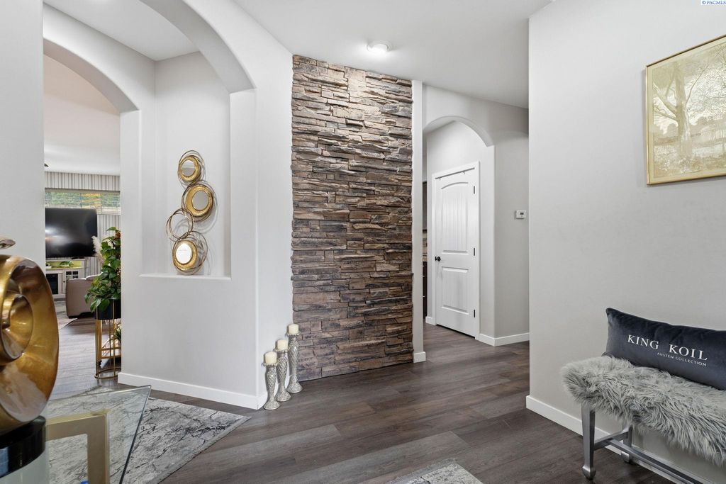 Photo of 497 Charbonnueau Dr, Richland, WA 99352 (MLS # 291464)