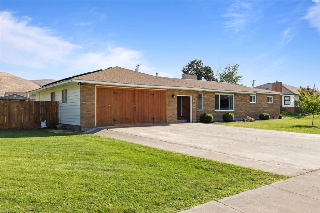 Photo of 2015 Benson Avenue, Prosser, WA 99350 (MLS # 289208)