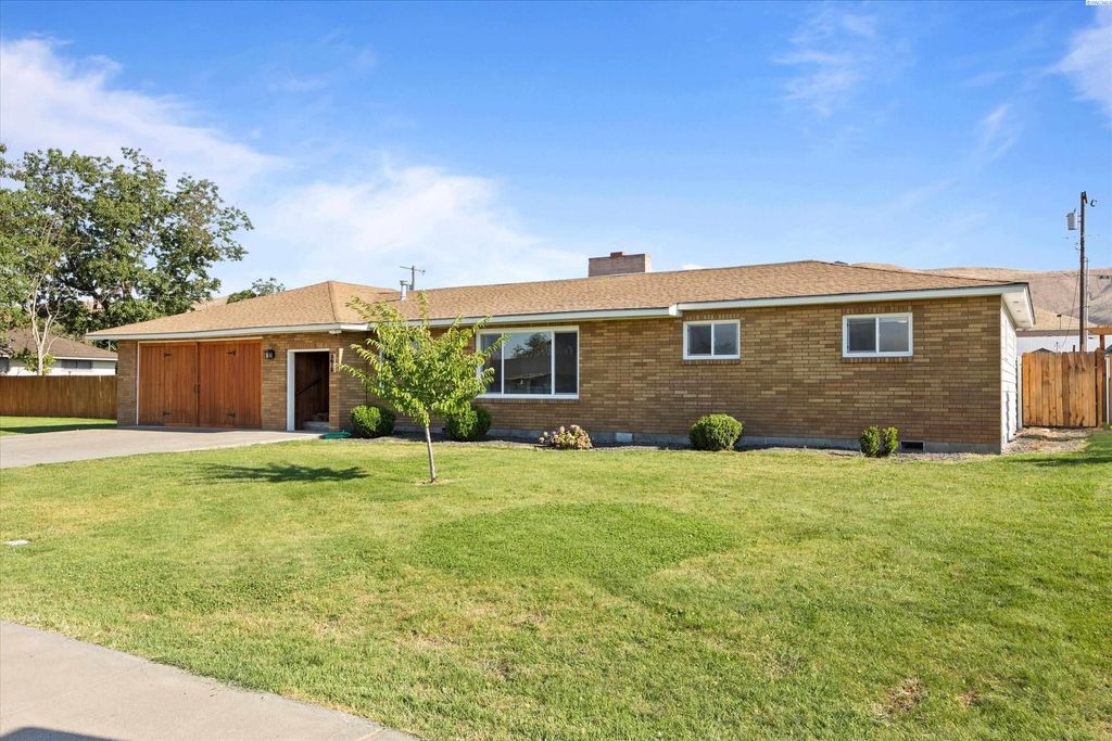 Photo of 2015 Benson Avenue, Prosser, WA 99350 (MLS # 289208)