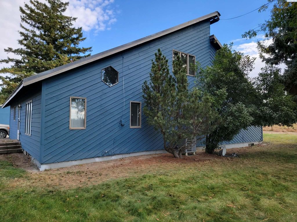 Photo of 2241 Olmstead Rd, Grandview, WA 98930 (MLS # 292828)
