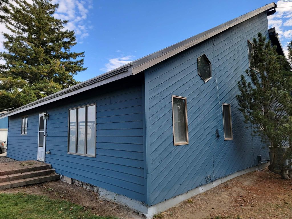 Photo of 2241 Olmstead Rd, Grandview, WA 98930 (MLS # 292828)