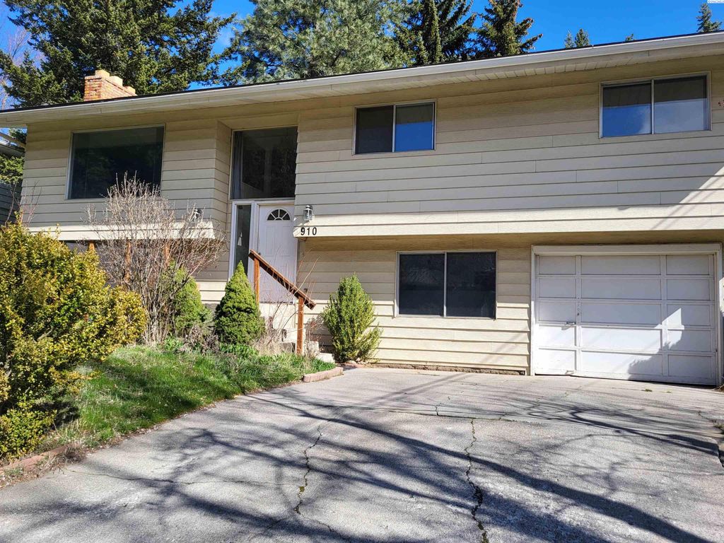 Photo of 910 SW Cityview St, Pullman, WA 99163 (MLS # 291075)