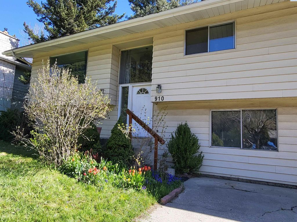 Photo of 910 SW Cityview St, Pullman, WA 99163 (MLS # 291075)