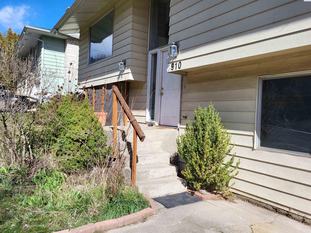 Photo of 910 SW Cityview St, Pullman, WA 99163 (MLS # 291075)