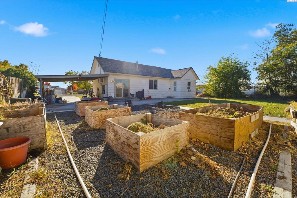 Photo of 220 Birch St, Burbank, WA 99323 (MLS # 288550)