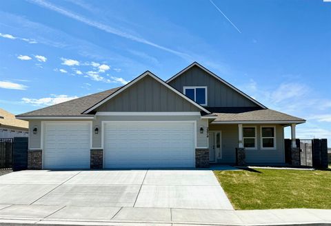 Photo of 2874 S Alaska St, Kennewick, WA 99338 (MLS # 287559)