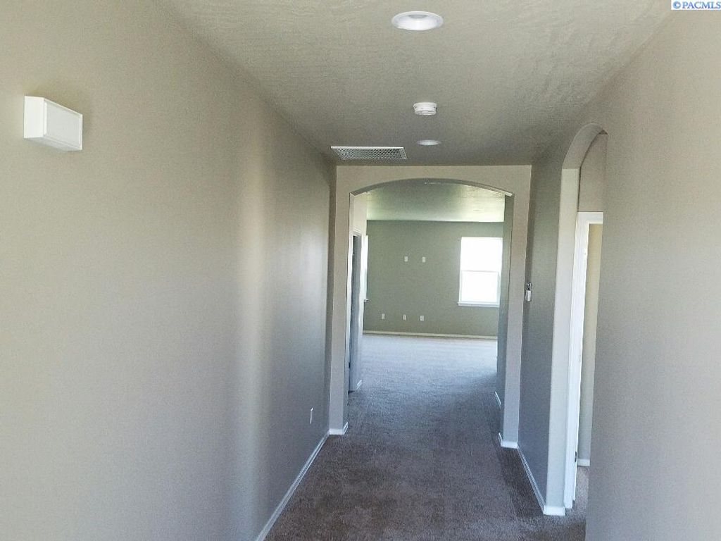 Photo of 6810 Yellowstone Drive, Pasco, WA 99301 (MLS # 292070)