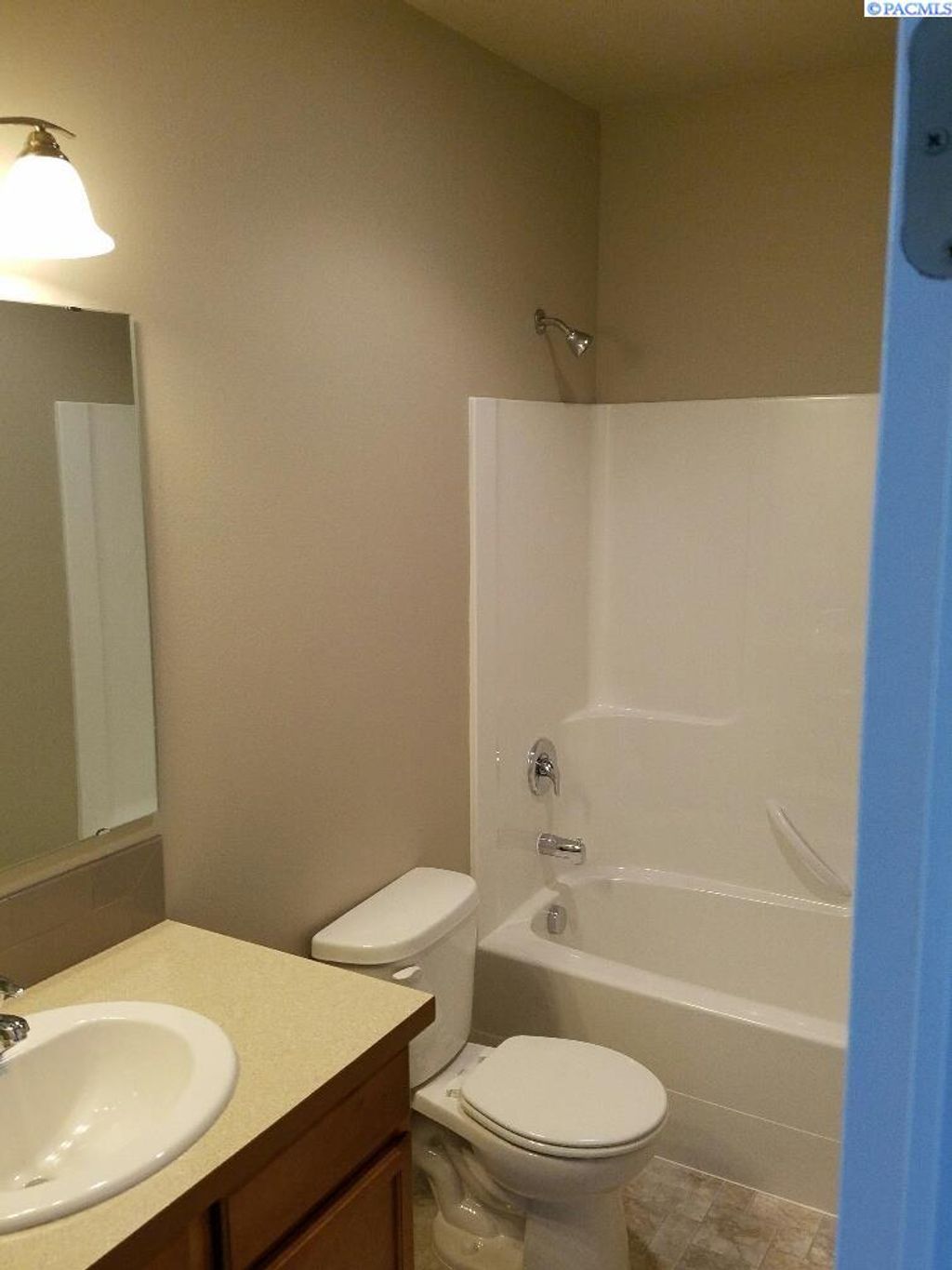 Photo of 6810 Yellowstone Drive, Pasco, WA 99301 (MLS # 292070)