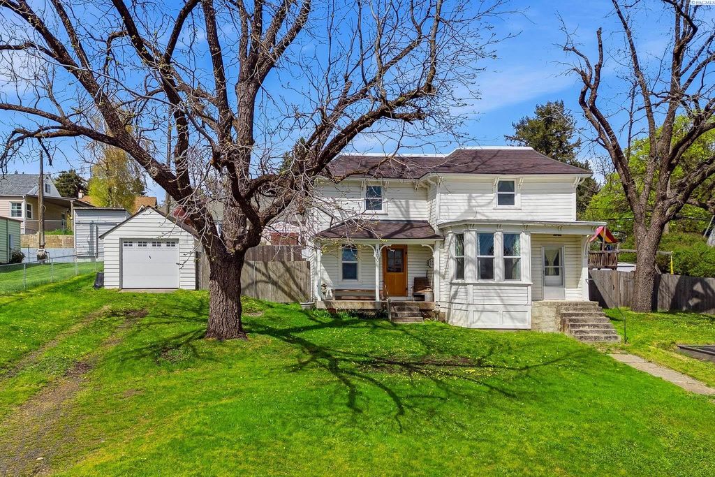 Photo of 100 W Church St, Palouse, WA 99161 (MLS # 292621)