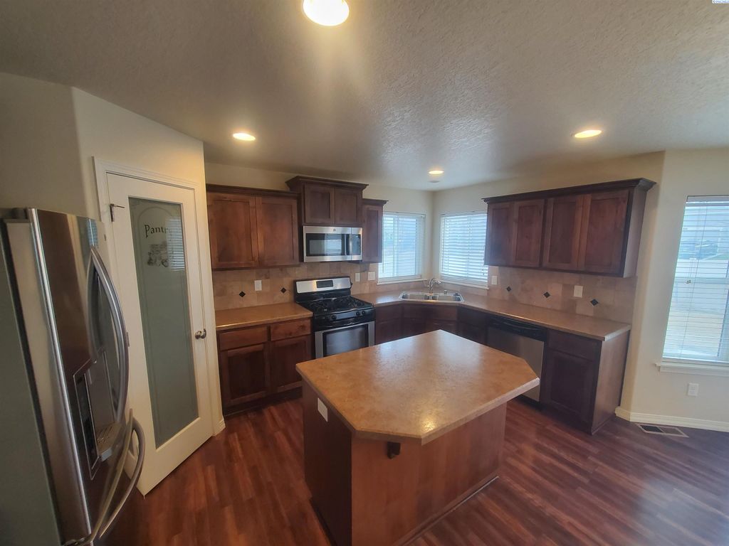 Photo of 434 Lakerose Loop, Richland, WA 99352 (MLS # 290282)