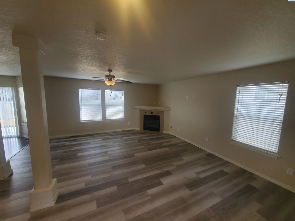 Photo of 434 Lakerose Loop, Richland, WA 99352 (MLS # 290282)