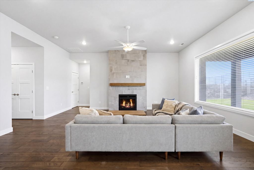 Photo of 654 Lazio Way, Richland, WA 99352 (MLS # 292182)