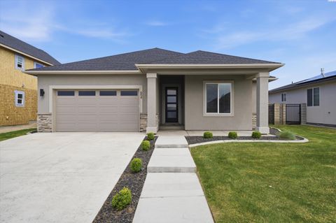 Photo of 654 Lazio Way, Richland, WA 99352 (MLS # 292182)