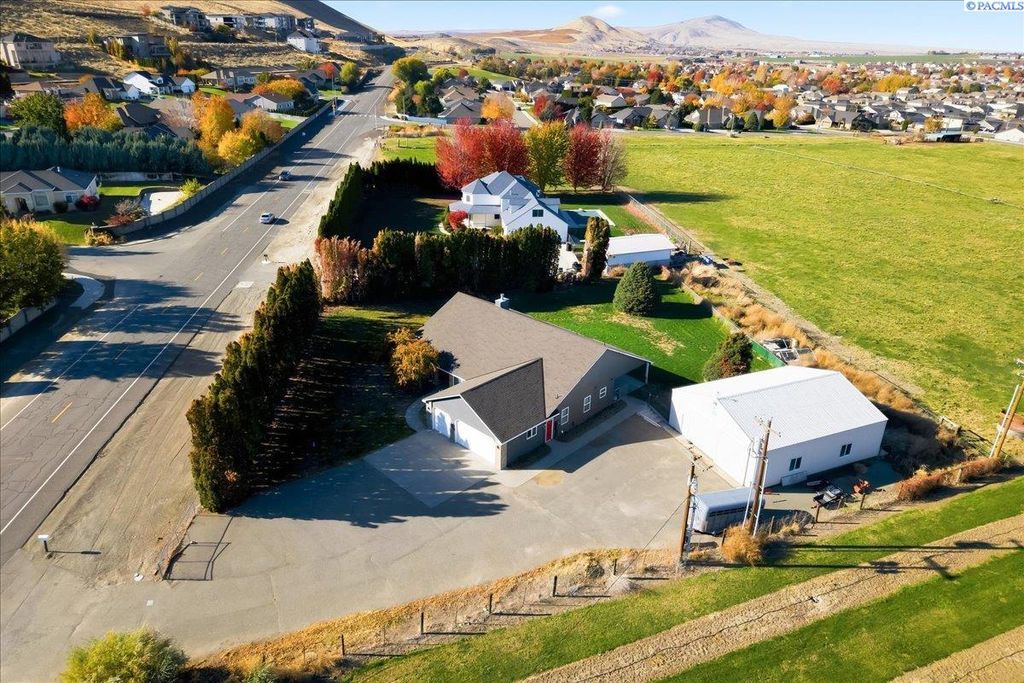 Photo of 5010 Kennedy Road, West Richland, WA 99353 (MLS # 289216)