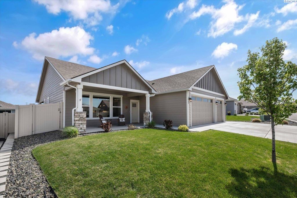 Photo of 3753 S Van Buren St, Kennewick, WA 99338 (MLS # 292180)