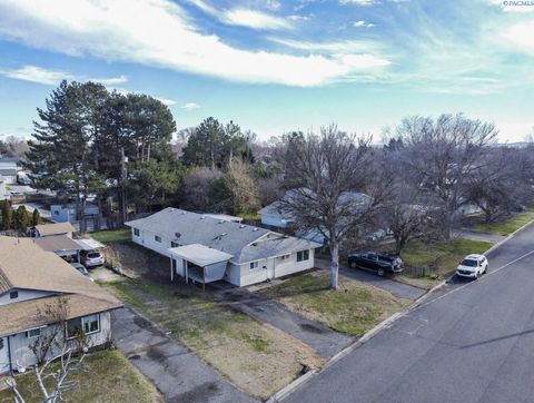 Photo of 1942 Luther Pl, Richland, WA 99354 (MLS # 290936)