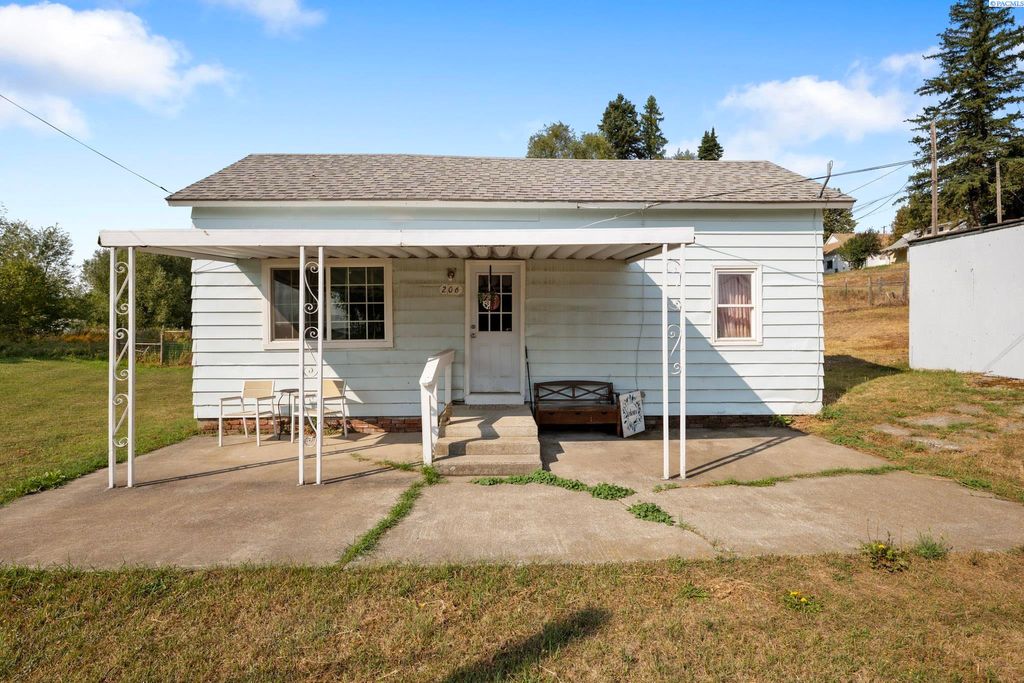 Photo of 206 N 3rd St, Oakesdale, WA 99158 (MLS # 287802)
