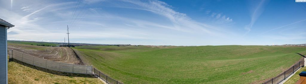 Photo of 1215 Sunnyside Dr, Pullman, WA 99163 (MLS # 291314)