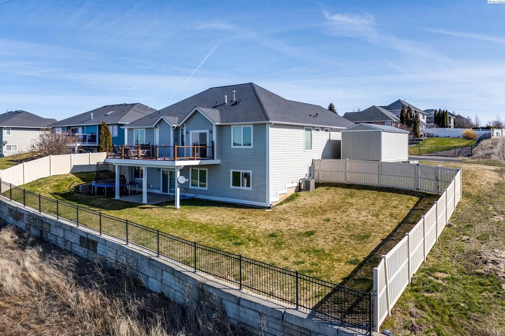 Photo of 1215 Sunnyside Dr, Pullman, WA 99163 (MLS # 291314)