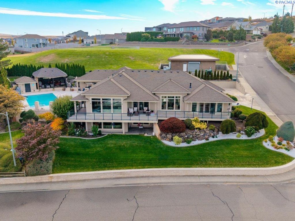 Photo of 2601 S Irving St, Kennewick, WA 99338 (MLS # 288416)