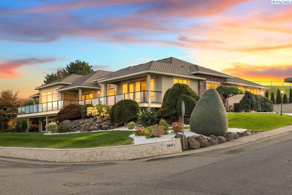 Photo of 2601 S Irving St, Kennewick, WA 99338 (MLS # 288416)