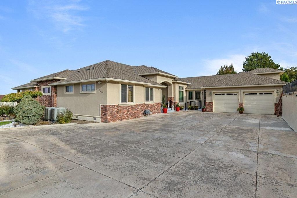 Photo of 2601 S Irving St, Kennewick, WA 99338 (MLS # 288416)