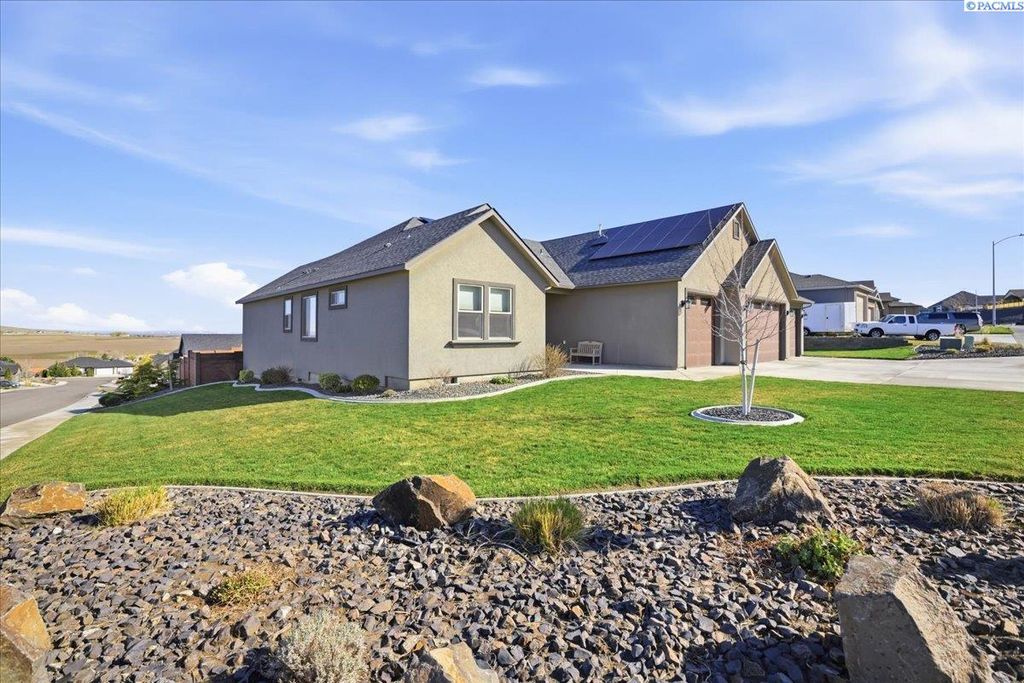 Photo of 6832 Collins Road, West Richland, WA 99353 (MLS # 292104)