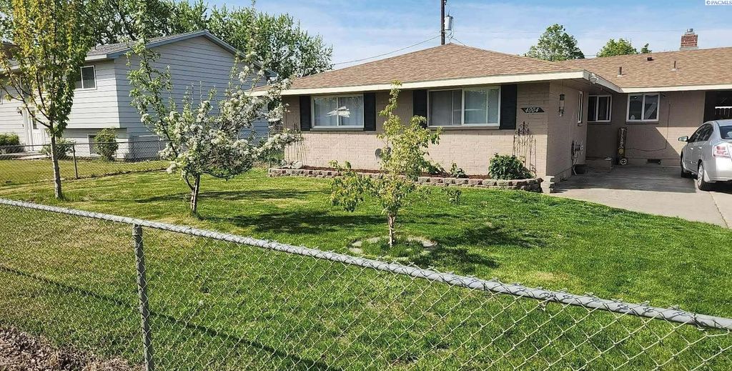 Photo of 4004 W Deschutes Ave, Kennewick, WA 99336 (MLS # 289744)